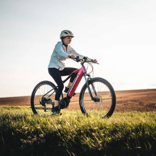 🍂 Podzim v sedle má svoje kouzlo. 🚴‍♀️ Jak si užíváte toto období vy? ☀️ #lovelec